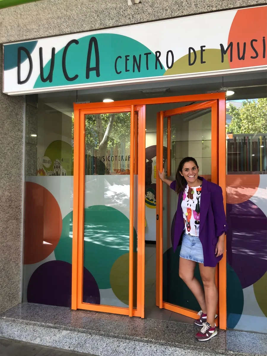 Duca Collado López, musicoterapeuta de APROMT-CLM frente a su centro de musicoterapia
