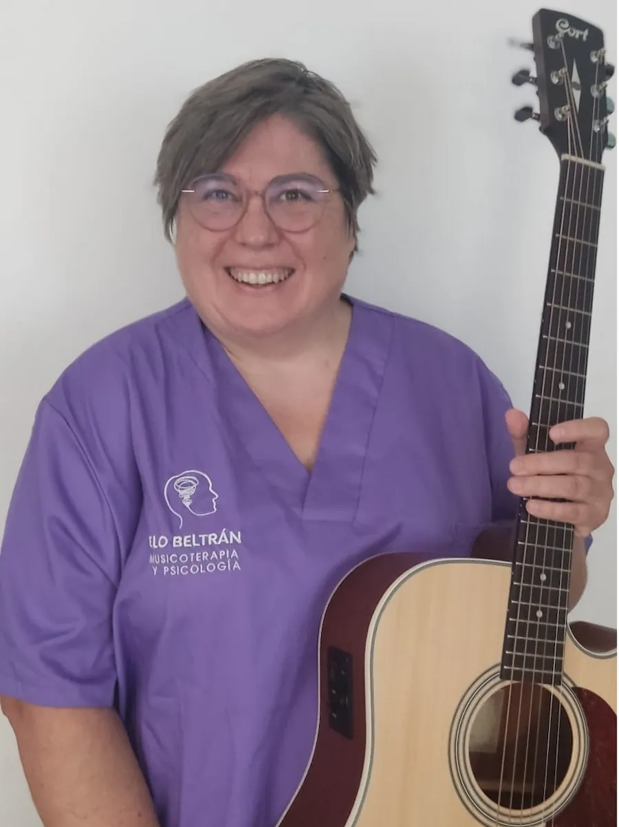Eloísa Beltrán Escavy, musicoterapeuta de APROMT-CLM con guitarra