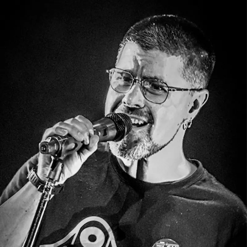 Juan Damián Villanueva Martínez, musicoterapeuta de APROMT-CLM durante una actuación musical