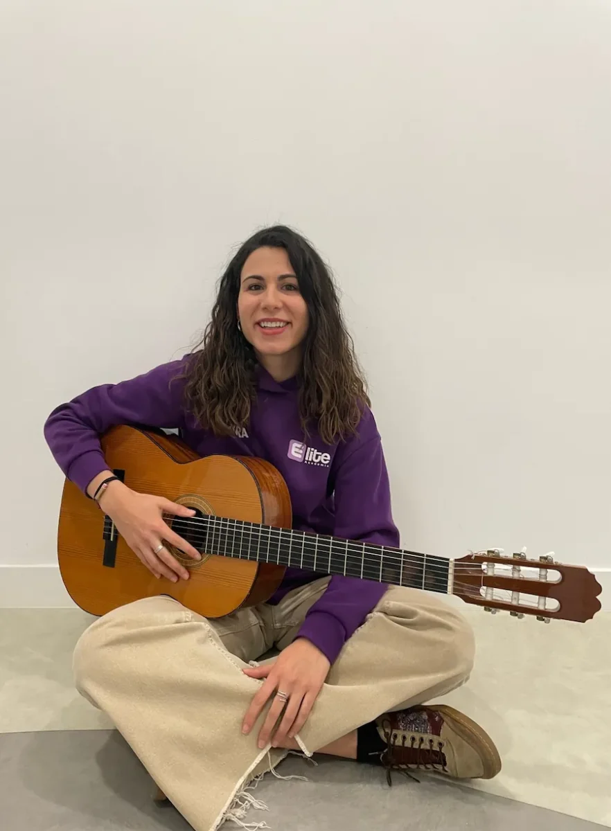 Laura Fuentes Villalba, secretaria y musicoterapeuta de APROMT-CLM con guitarra