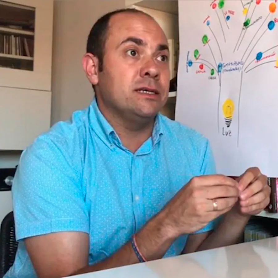 Pedro García Muñoz, musicoterapeuta de APROMT-CLM durante una sesión de trabajo